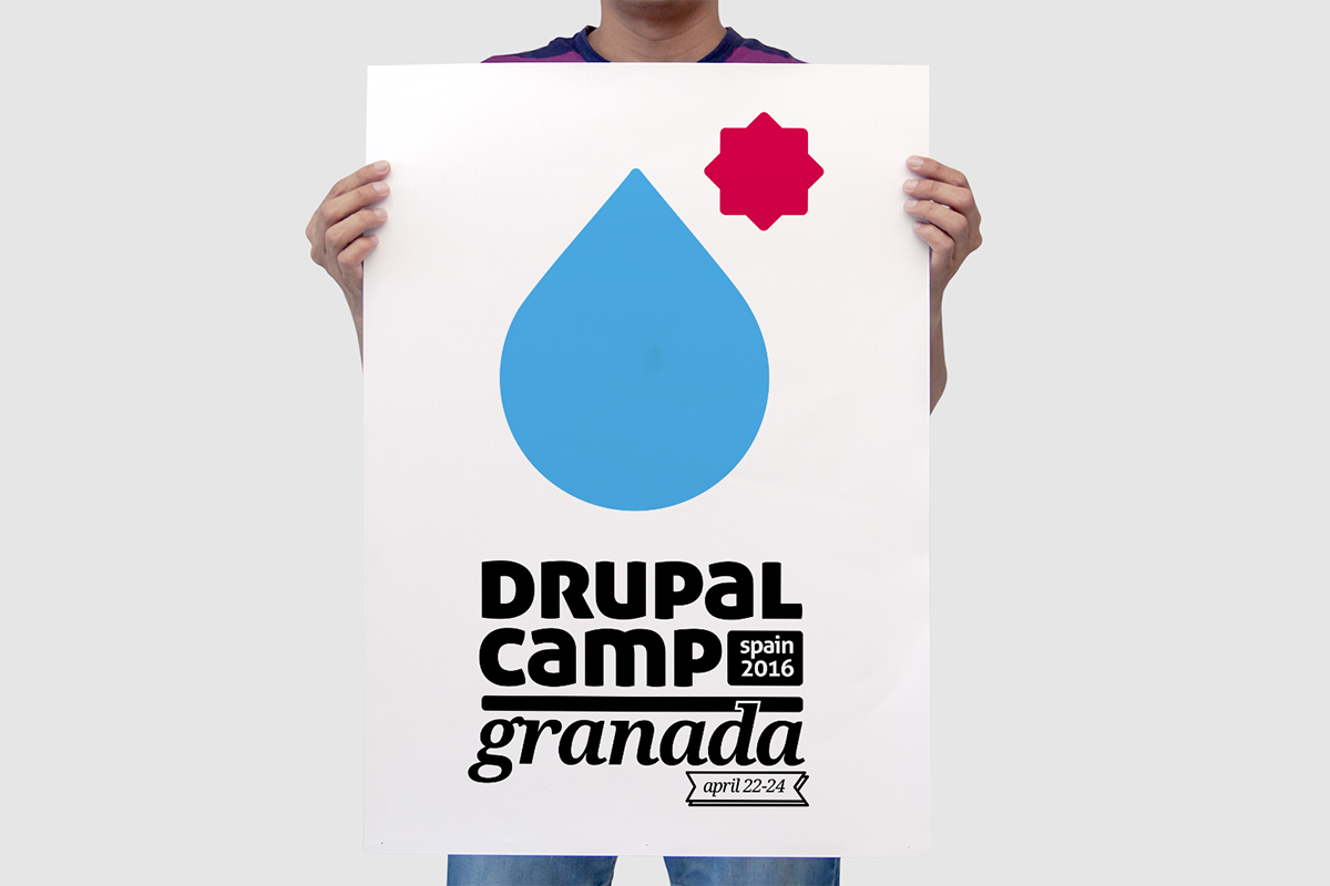 Man holding up a DrupalCamp Granada sign.